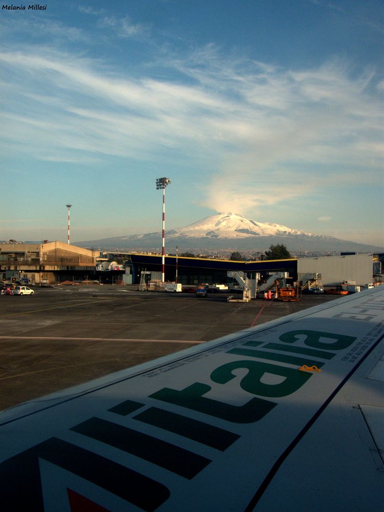 Aeroporto di Catania... L'Etna da una parte ed il mare ...