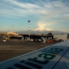 Aeroporto di Catania... L'Etna da una parte ed il mare dall'altra!!!