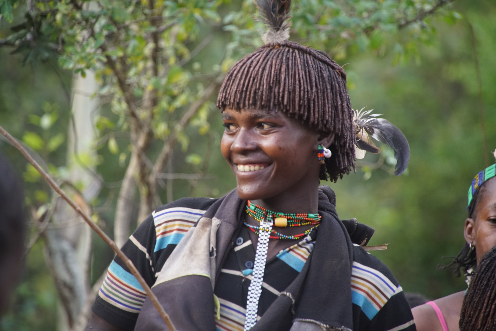 Äthiopien, Turmi Frau mit traditionellem "Rundschnitt" und Kopfschmuck für die Hochzeit