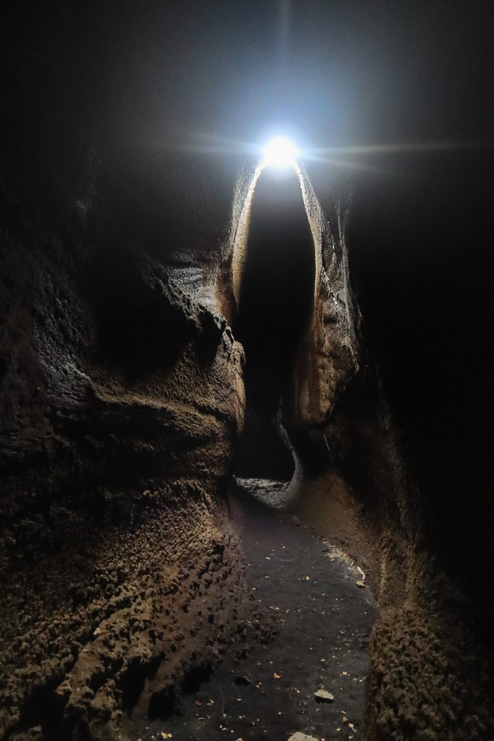 Ätna-Lava-Grotten Lichtblick...
