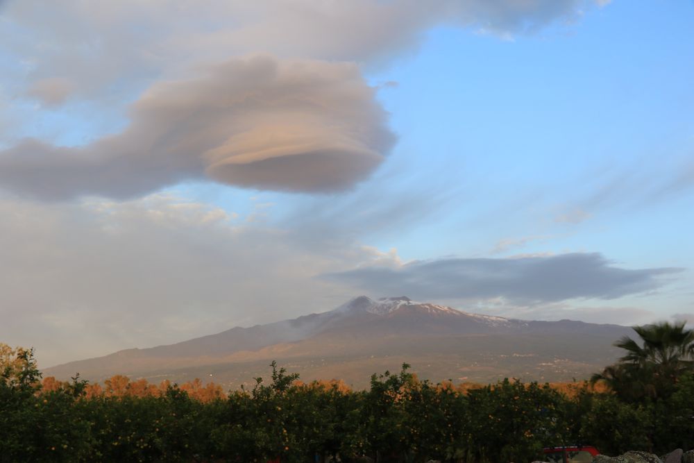 Ätna mit Wolke