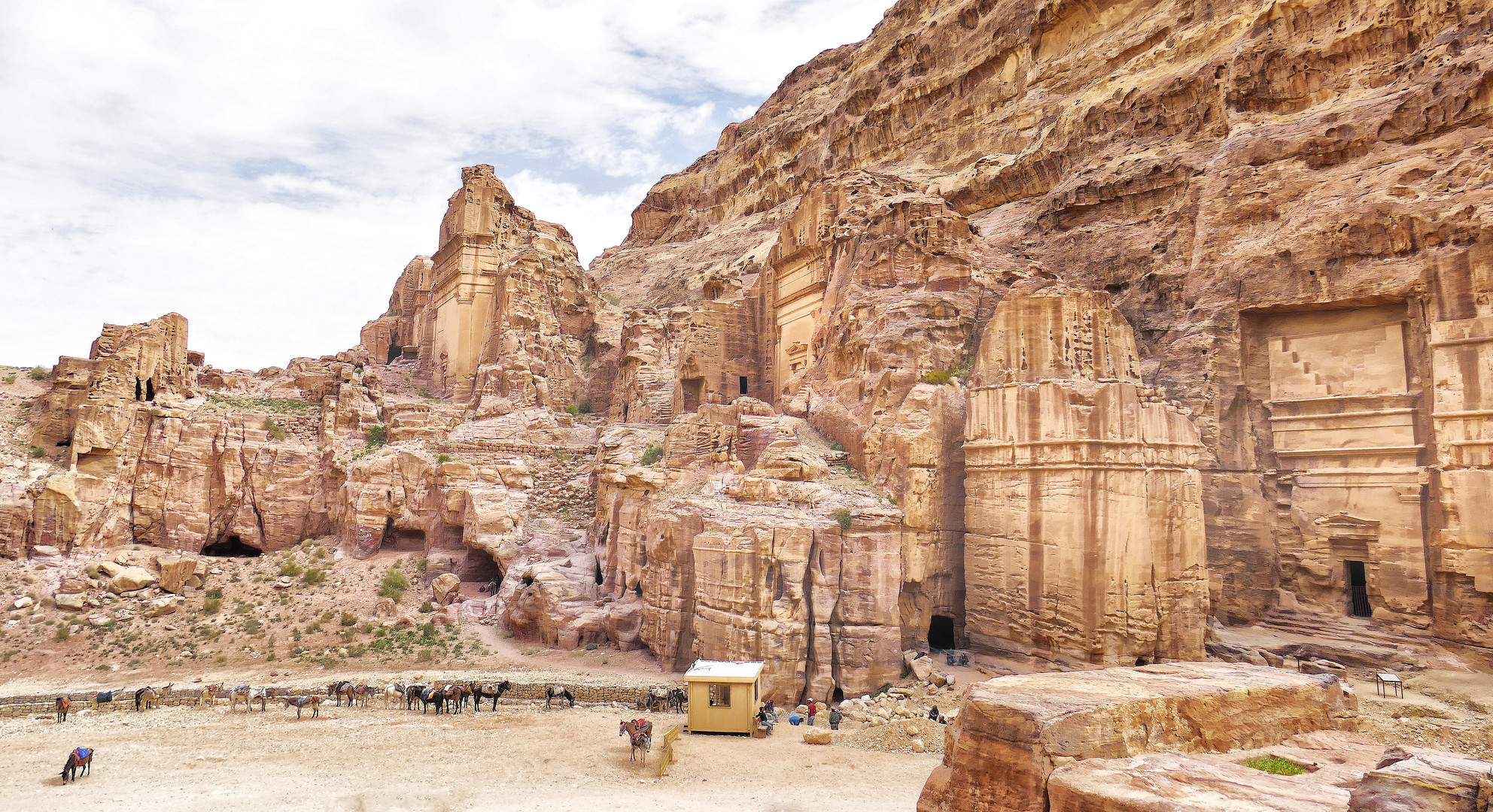 Äußerer Siq und Wadi Musa mit Blick auf das Uneishu Grab