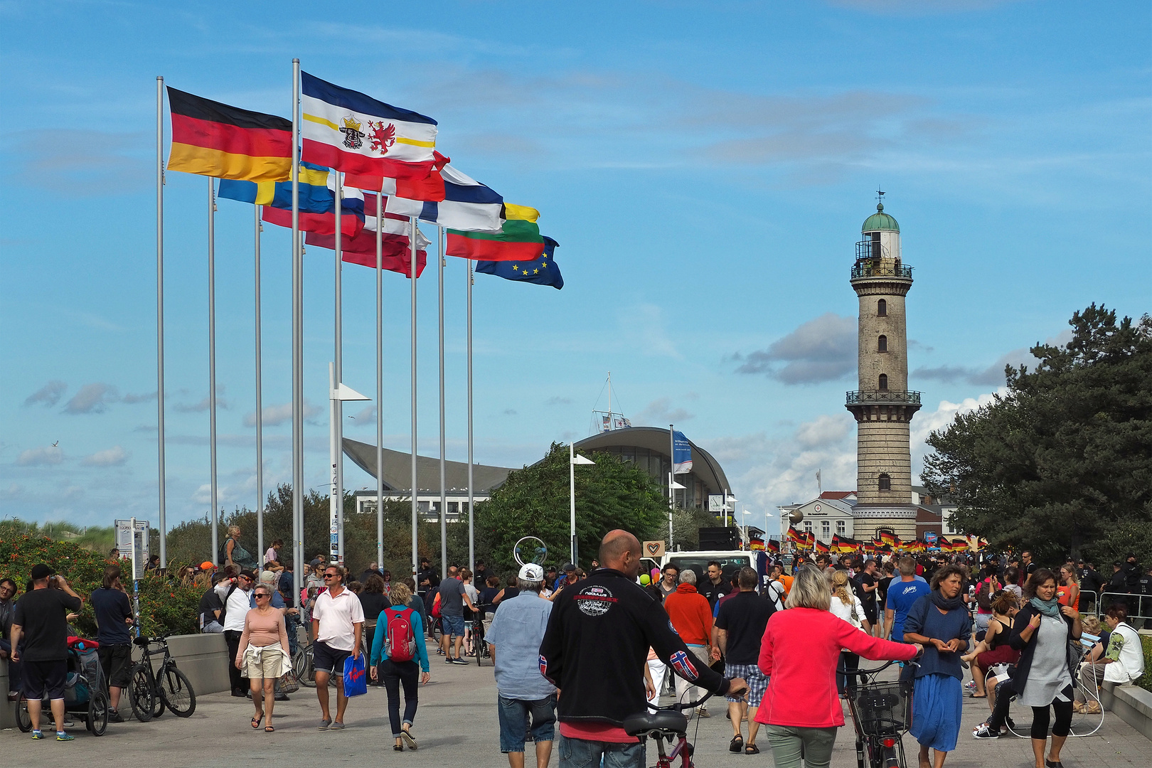 AFD Kundgebung und Gegendemo in Warnemünde (11)