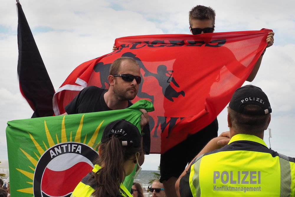 AFD Kundgebung und Gegendemo in Warnemünde (7)