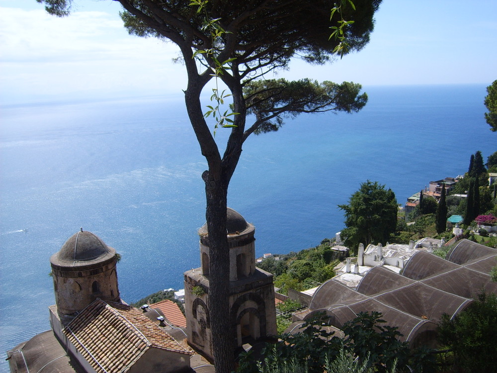 affacciati alla terrazza di Ravello, a Villa Cimbrone