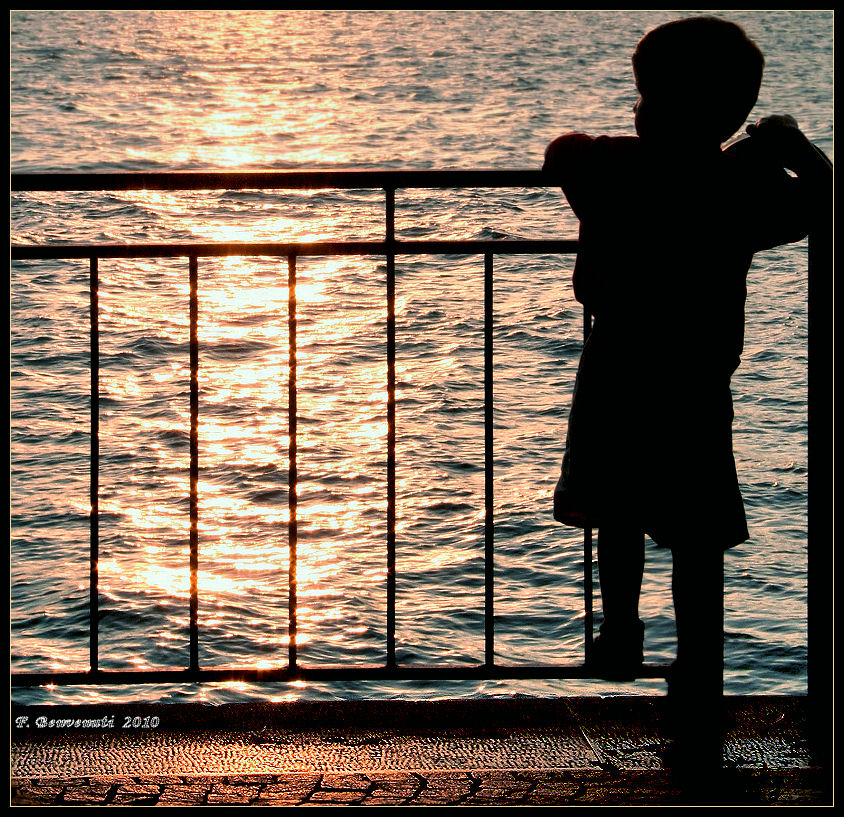 Affascinato dal riflesso del tramonto sul lago