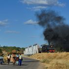 Afrika; Zimbabwe (II) ...auf der Straße hinter Gwaai