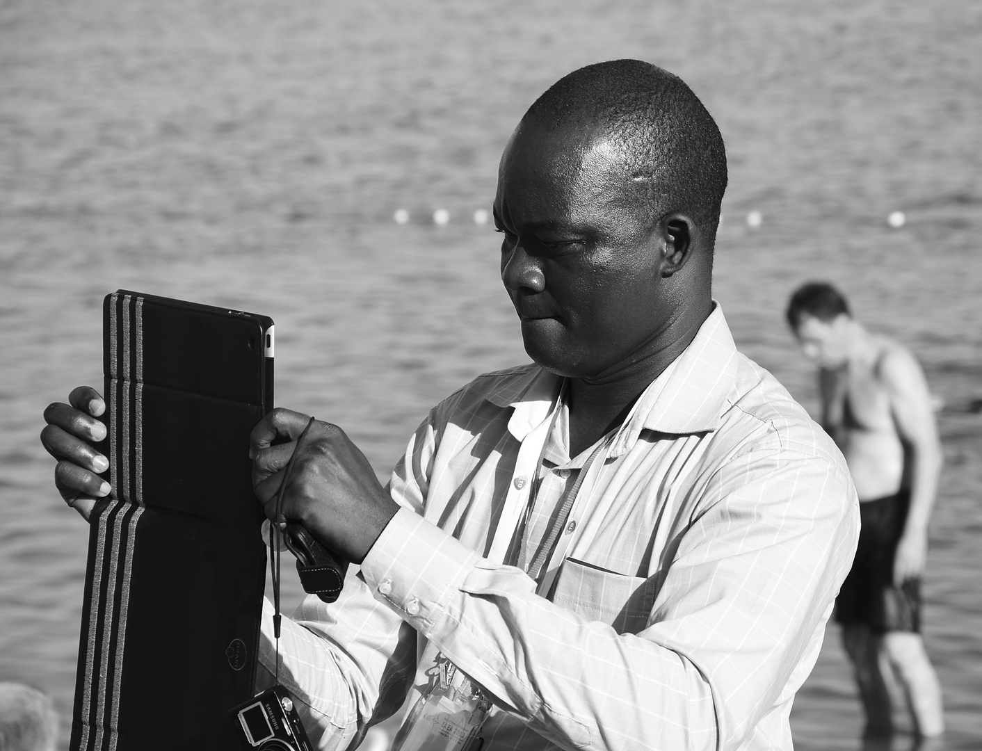 Afrikaner mit seiner Kamera am Ufer des Toten Meeres in Israel