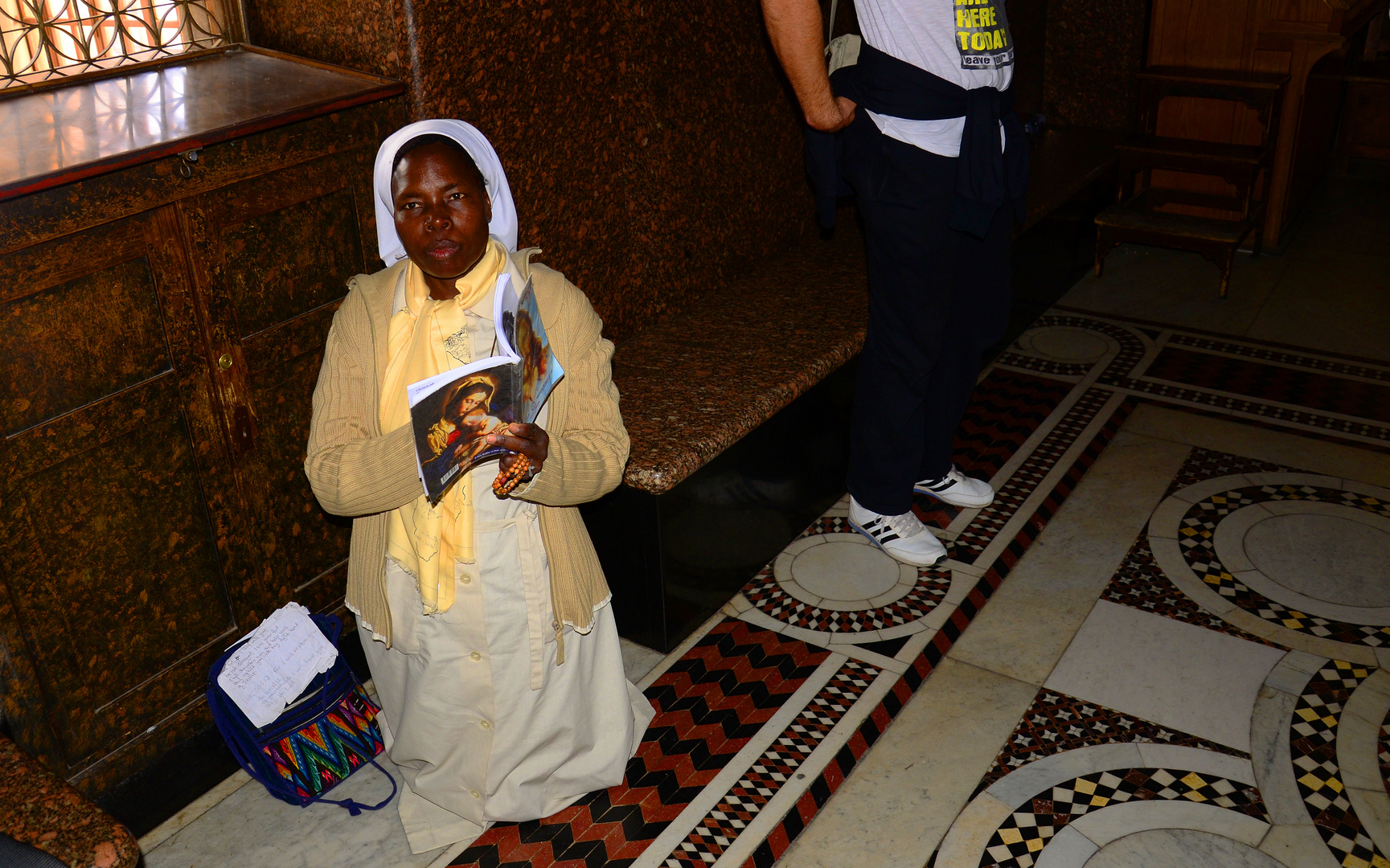 afrikanische Schwester nahe der Kreuzigungsstätte Jesu in der Grabeskirche zu Jerusalem