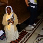 afrikanische Schwester nahe der Kreuzigungsstätte Jesu in der Grabeskirche zu Jerusalem