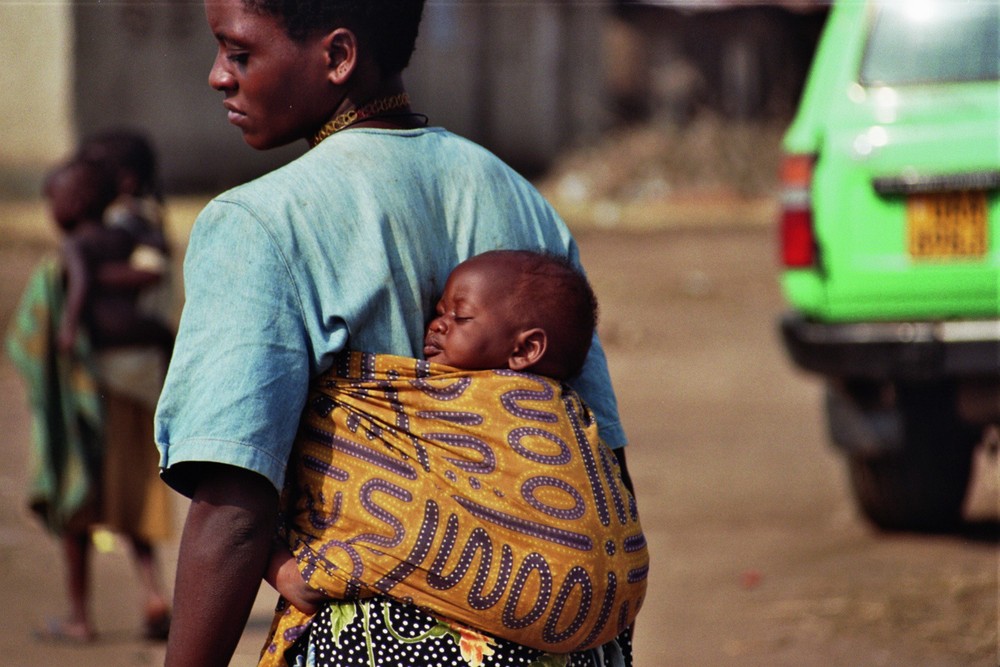 Afrikanischer Art Kinder zu tragen