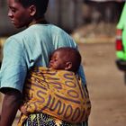 Afrikanischer Art Kinder zu tragen