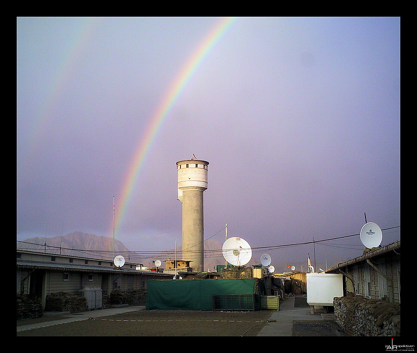 after the rain  -  Regenbogen über Camp Warehouse