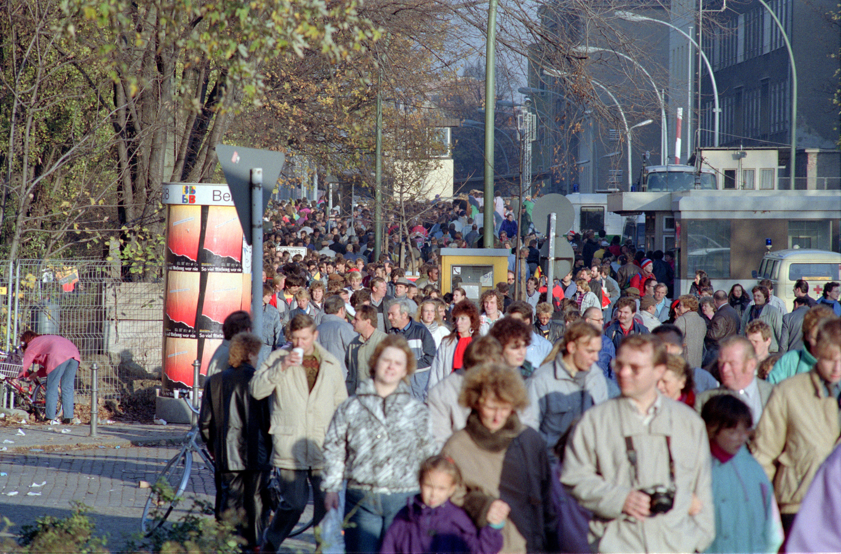 After The Wall - 11. Nov 1989 - Grenzübergang Invalidenstraße