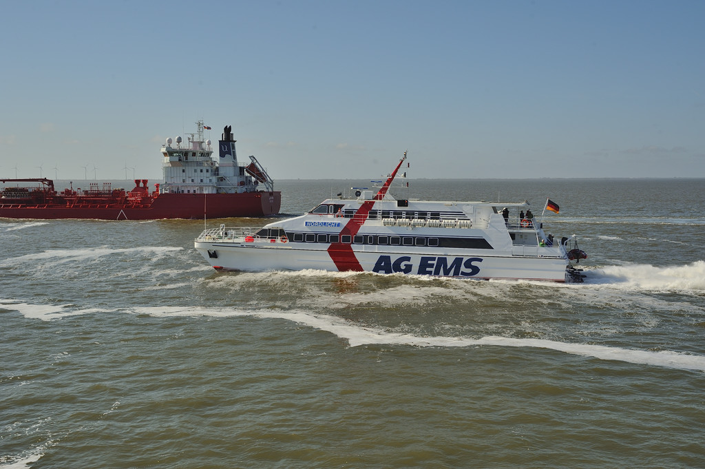 AG Ems - Katamaran auf rasender Fahrt von Borkum nach Emden