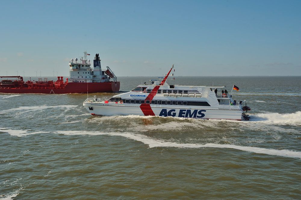 Ag Ems Katamaran Auf Rasender Fahrt Von Borkum Nach Emden Foto Bild Schiffe Und Seewege Fahren Motorschiffe Bilder Auf Fotocommunity