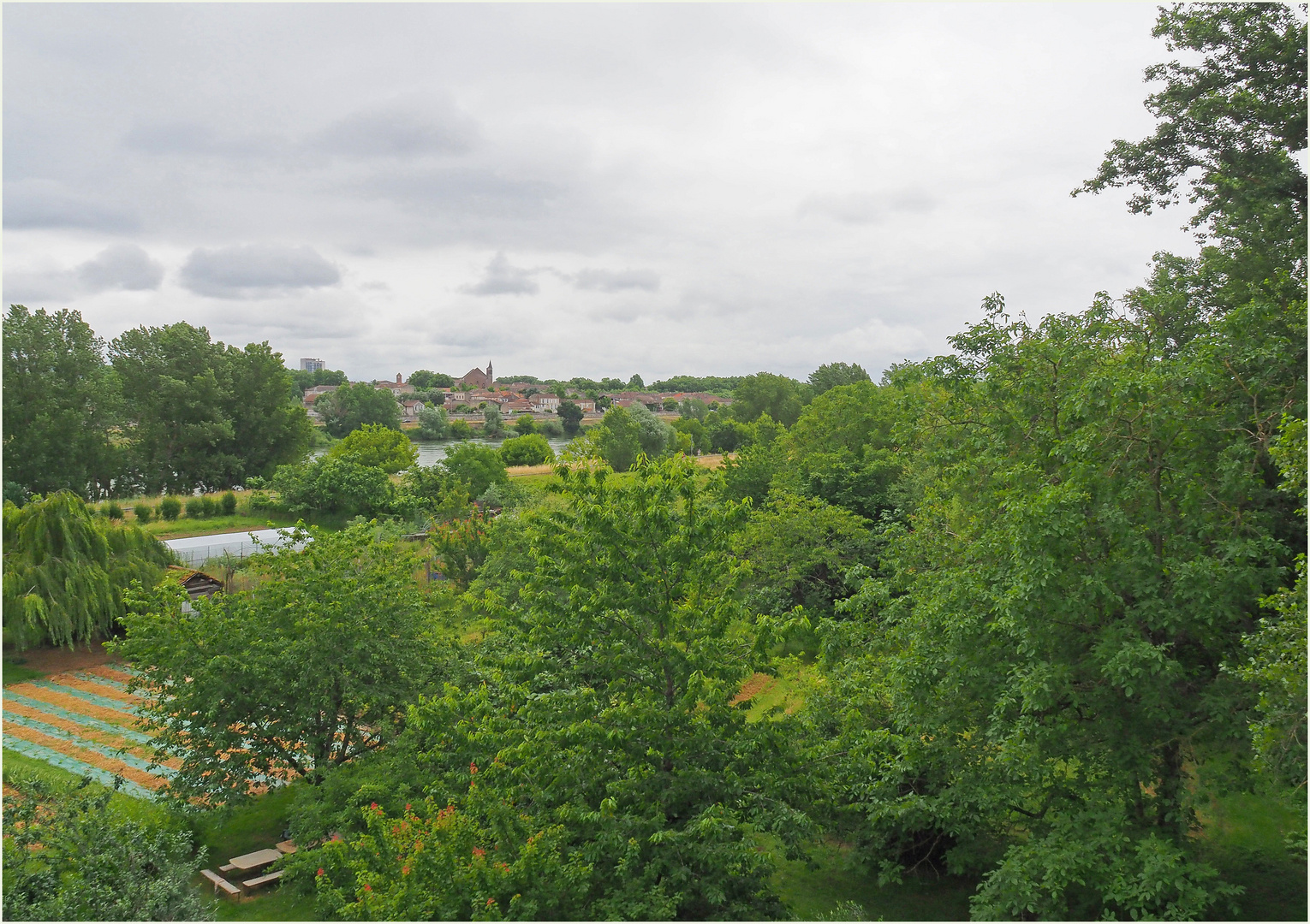 Agen vu de la rive gauche de la Garonne