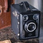 Agfa Box 45 unserer Familie mit Ledertasche (1938-41) & jüngeren Agfa-Fotoauftragstüten