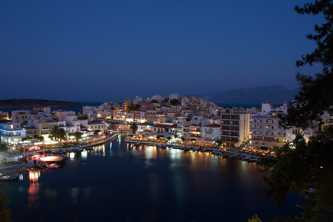 Agios Nikolaos at night