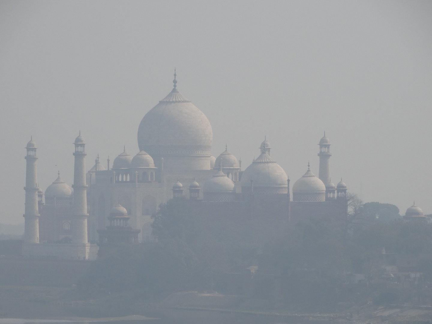 Agra, Taj Mahal in Nebel...