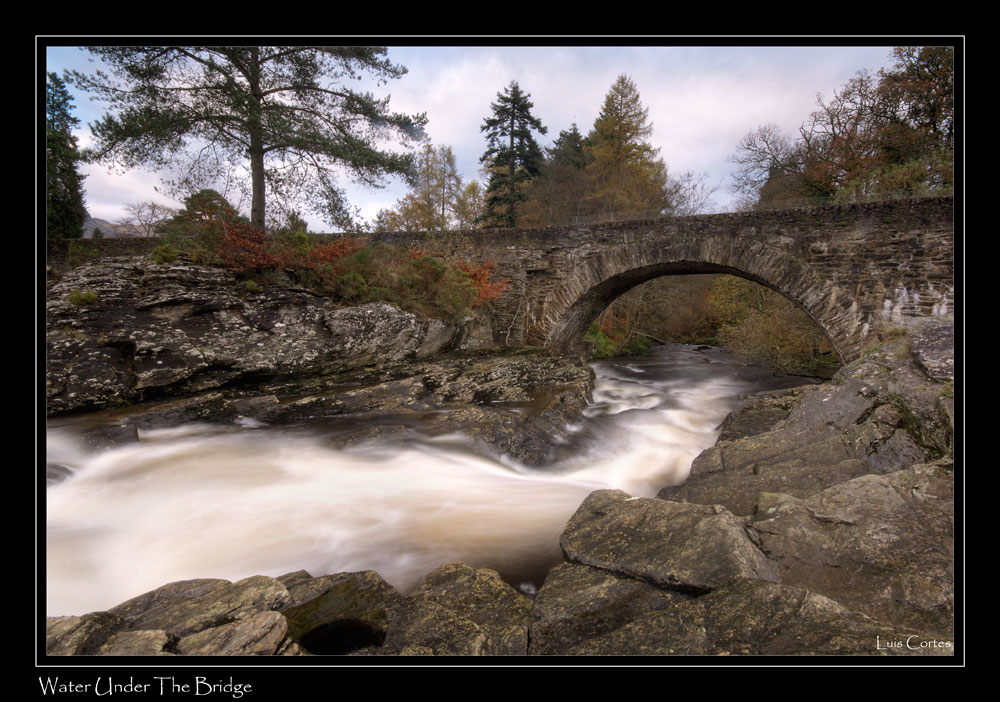 AGUA BAJO EL PUENTE