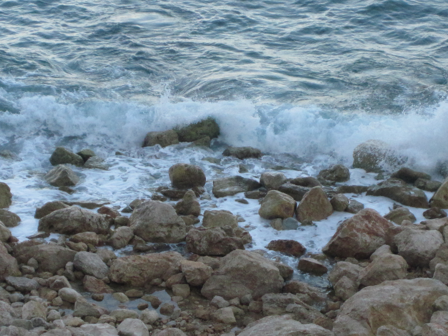 Agua golpeando contra las rocas