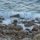 Agua golpeando contra las rocas