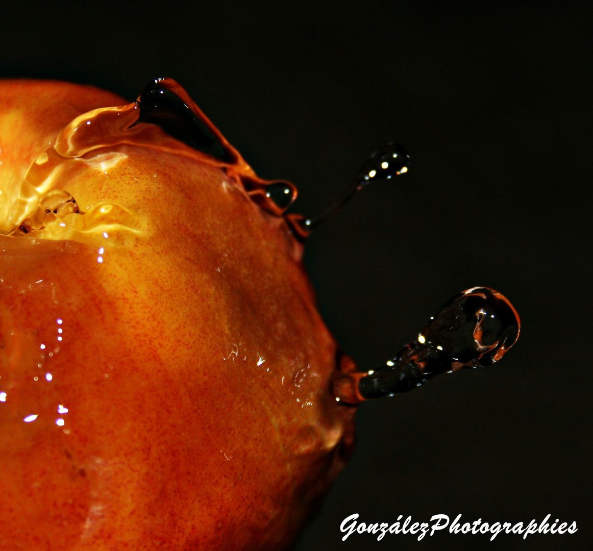 Agua recorriendo una nectarina