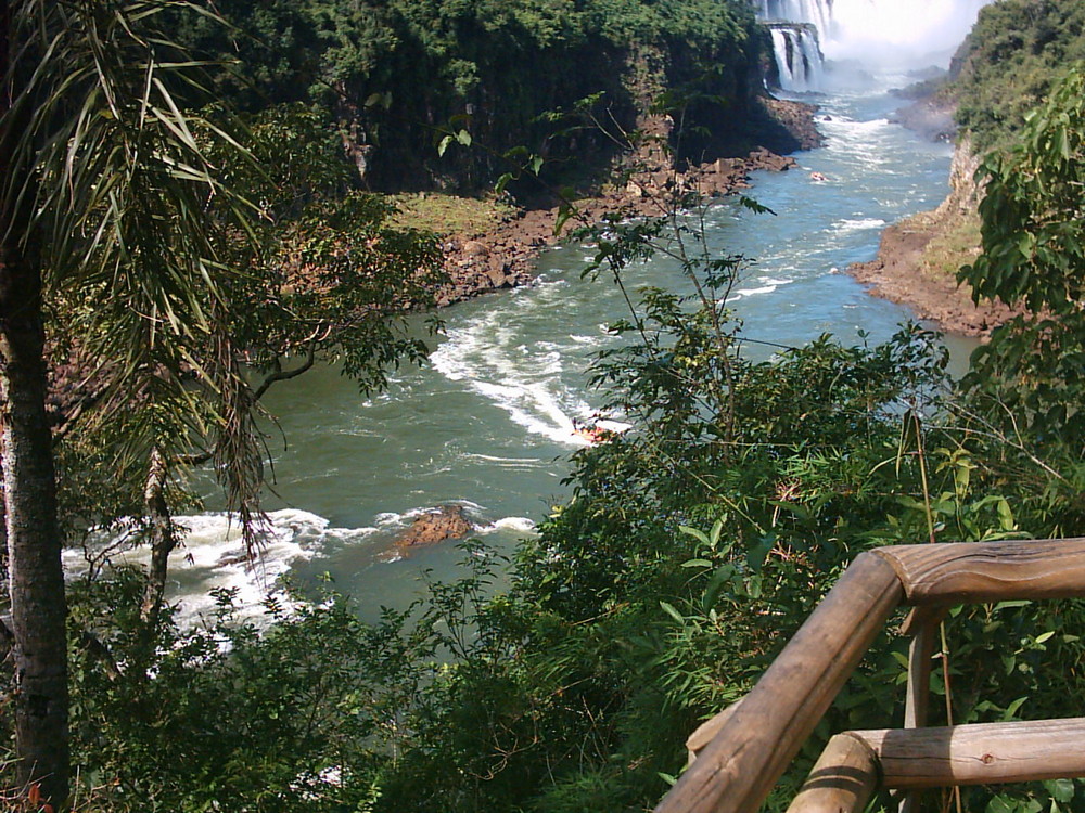 Aguas que corren de la bajada de las cataratas