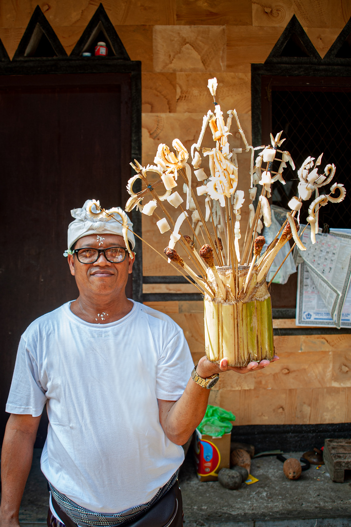 Agung offering the jerimpen