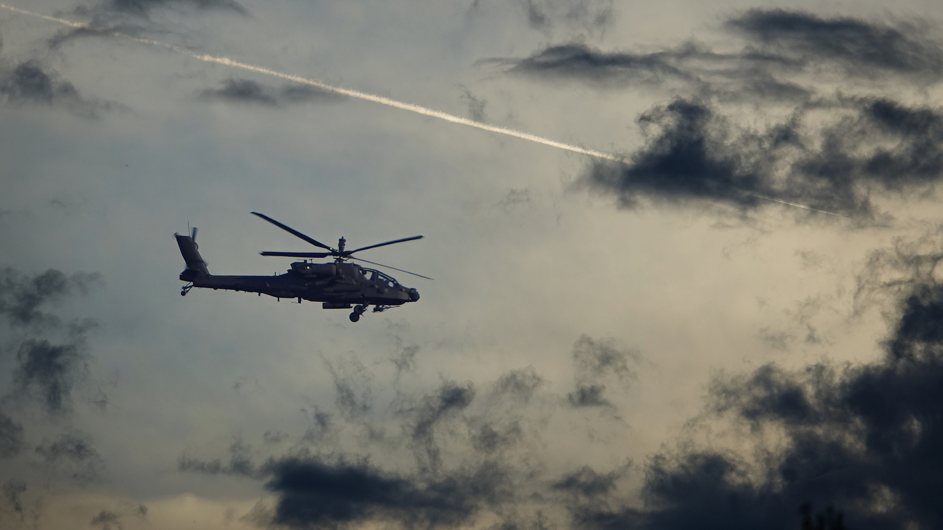 AH-64 Apache im Vorbeiflug