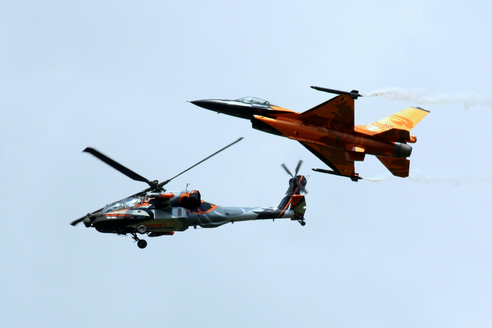 AH-64 und F-16 treffen sich