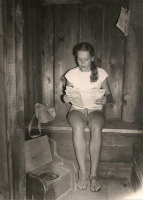 [aH] . Beim Toilettenbesuch neulich fand ich eine interessante Lektüre, in die ich mich versenkte...