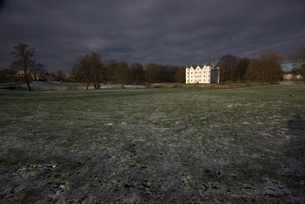 Ahrensburger Schloß beim ersten Schnee