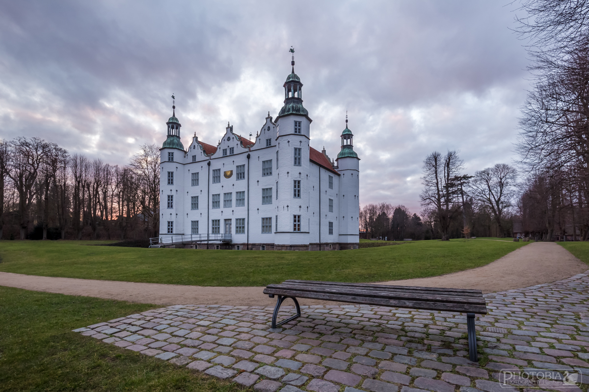 Ahrensburger Schloss mit Aussicht auf Bank