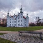 Ahrensburger Schloss mit Aussicht auf Bank