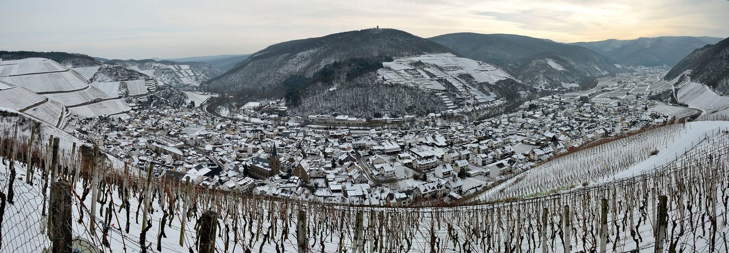 Ahrtal mit Blick auf Dernau