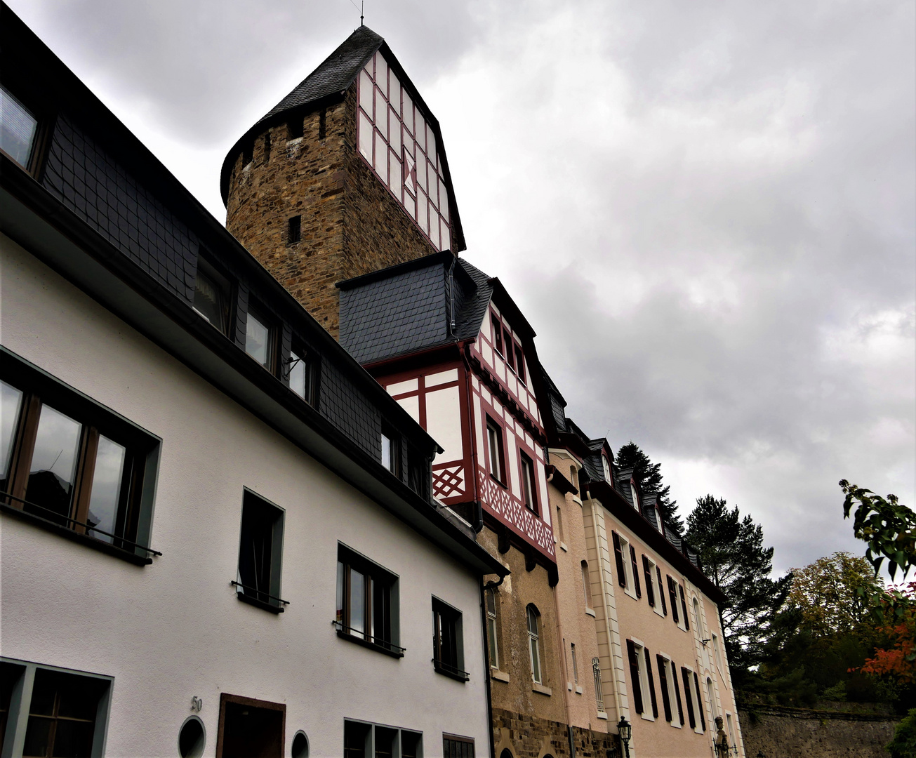 Ahrweiler - Der Schlösschenturm im Perspektivwechsel