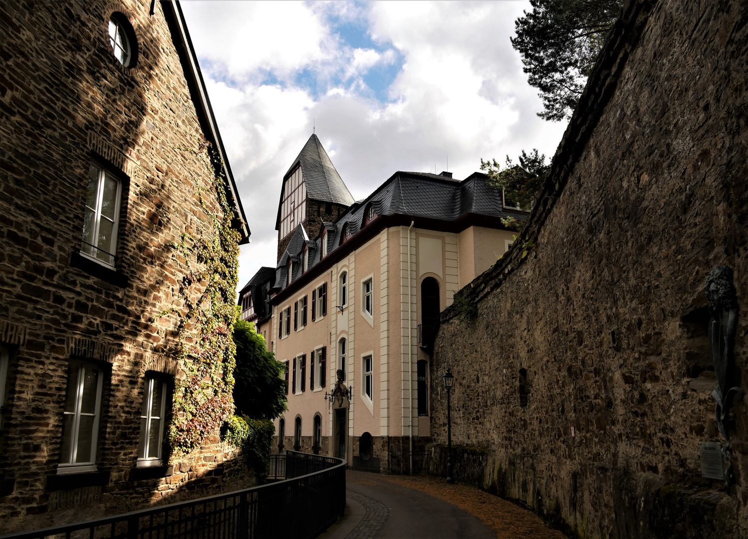 Ahrweiler - Im Sonnenlicht zwischen den Mauern der Stadtbefestigung