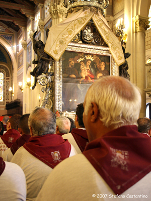 Ai piedi di Maria...