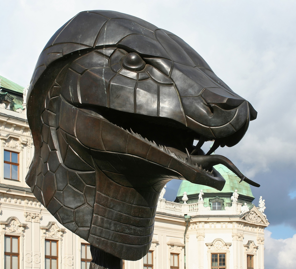 Ai Weiwei: Schlange aus dem  "Circle of Animals/Zodiac Heads" im Belvedere