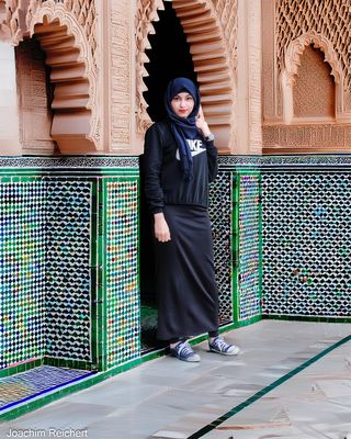 Aicha vor der Moschee in Algier