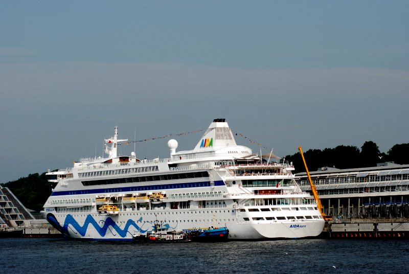 Aida Aura am neuen Kreuzfahrtanleger in Hamburg