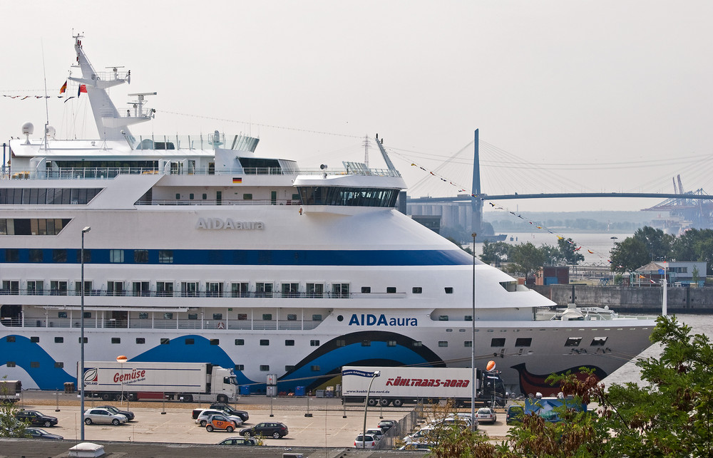 Aida Aura zu Besuch in Hamburg am Kai nähe Dockland