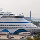 Aida Aura zu Besuch in Hamburg am Kai nähe Dockland