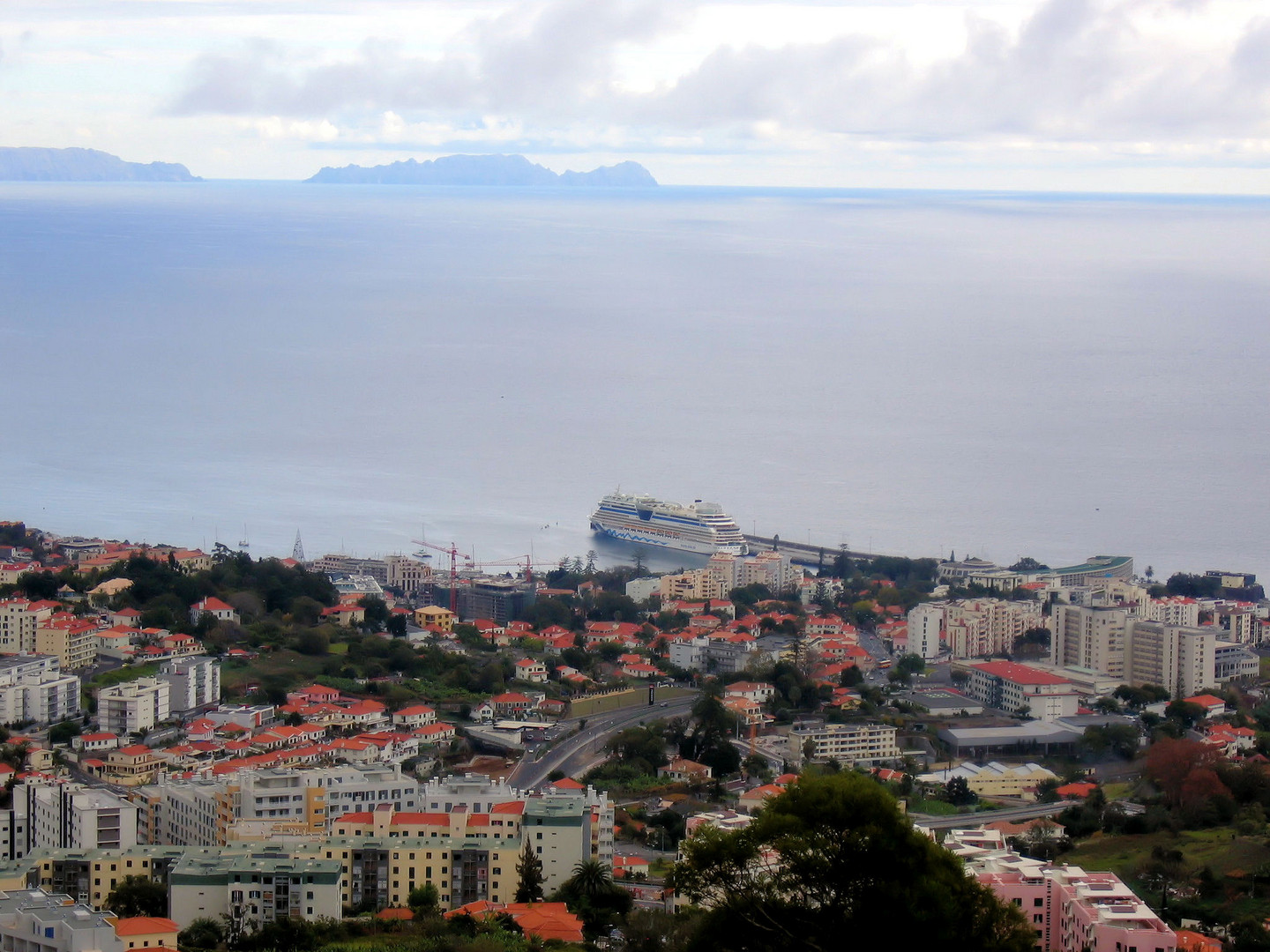 AIDA Bella im Hafen von Funchal vom Aussichtspunkt aufgenommen