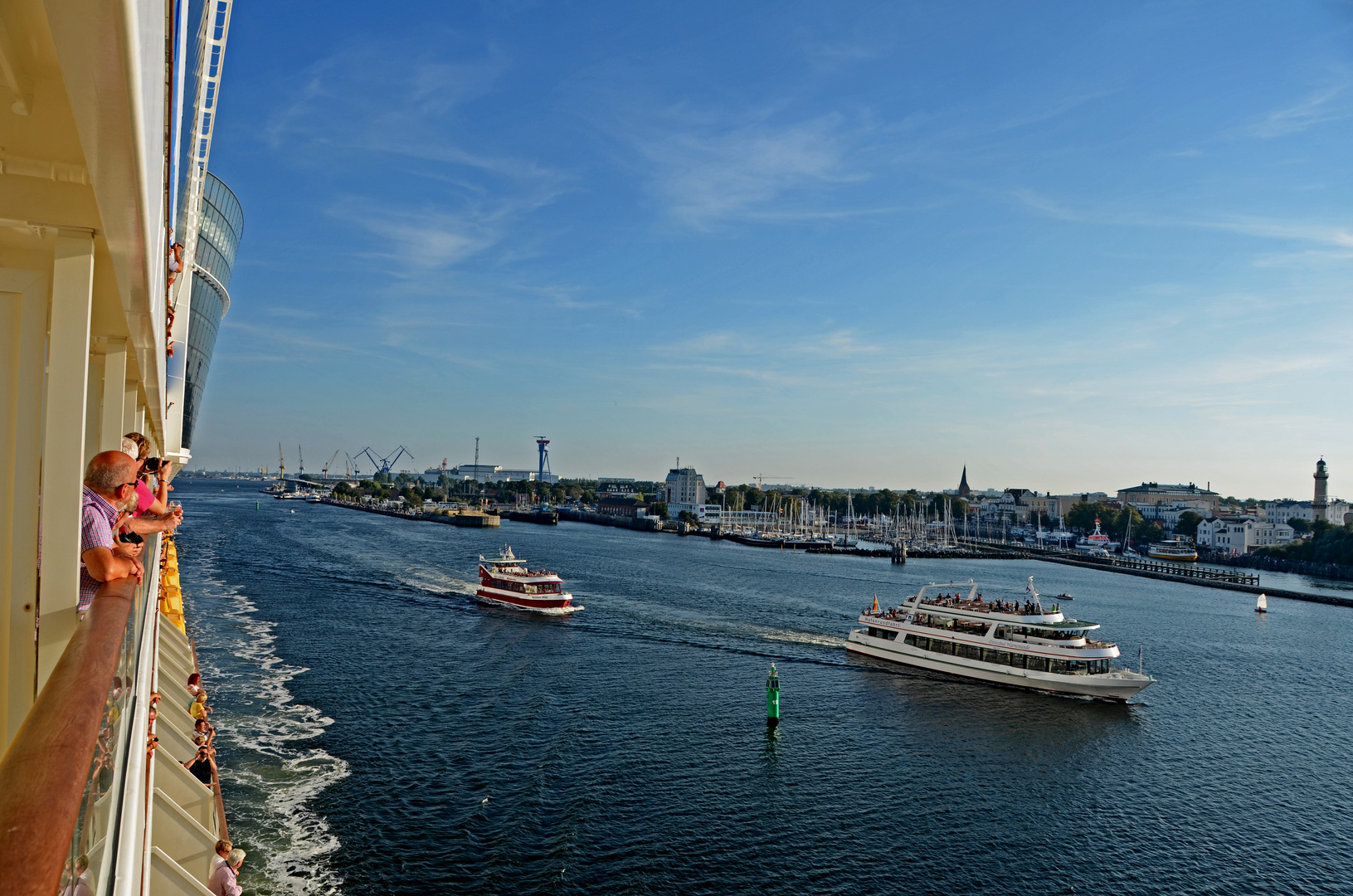 Aida Bella verlässt Warnemünde