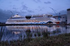 Aida Bella vor der Meyerwerft in Papenburg