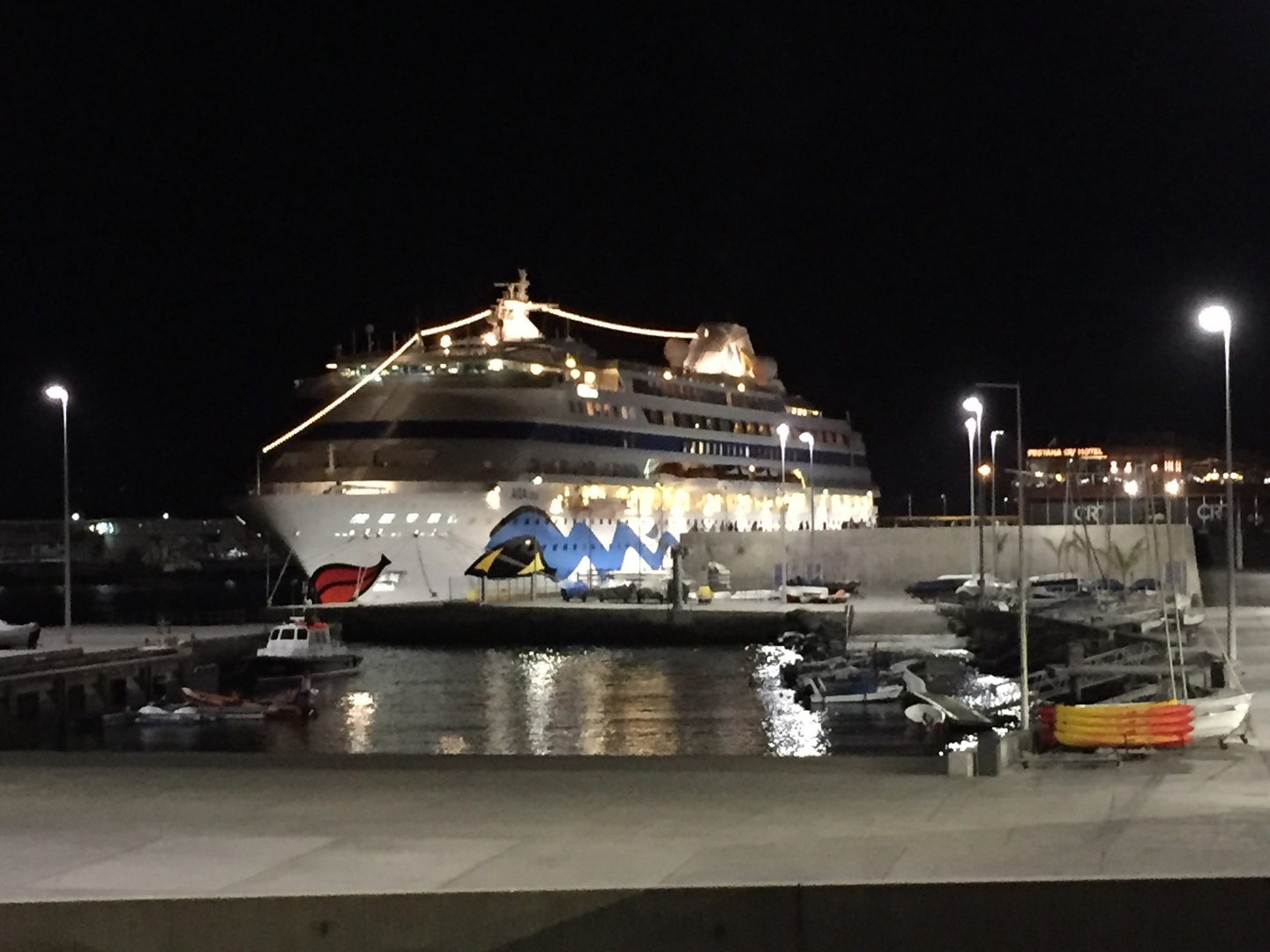 Aida Cara abends im Hafen