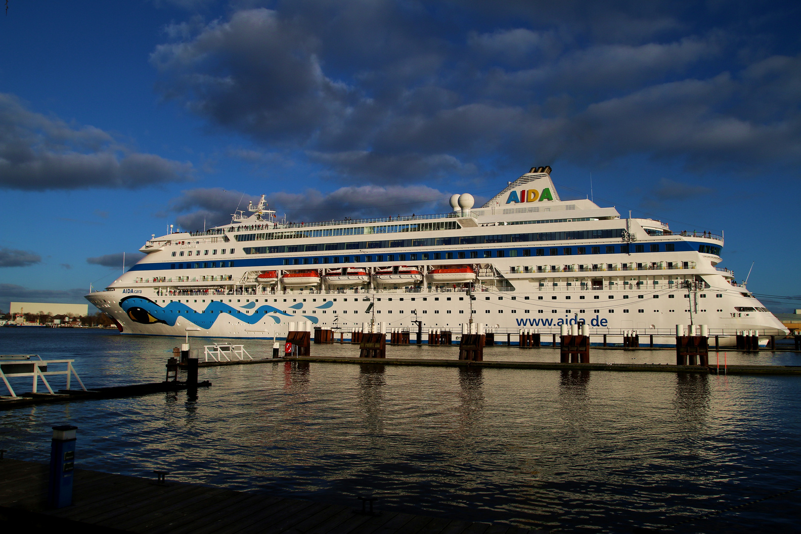 Aida Cara auf dem Weg nach Kiel (Schleuse Brunsbüttel)